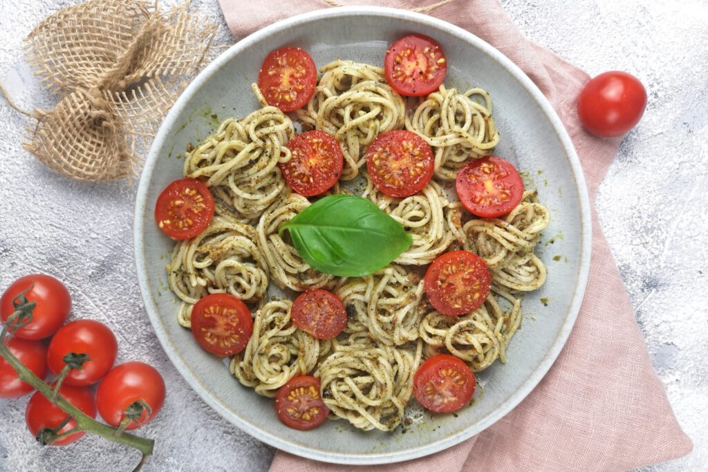 Spaghetti mit grünem Pesto und Tomaten