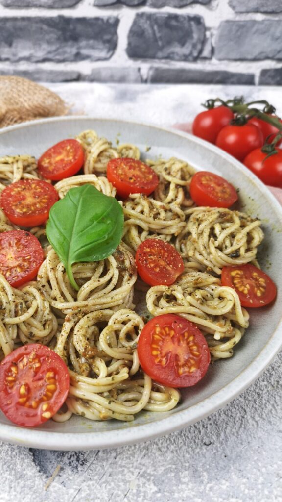 Spaghetti mit grünem Pesto und Tomaten