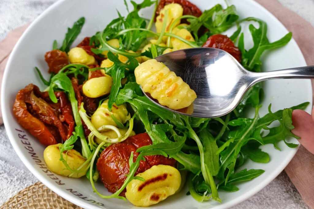 Gnocchi Salat mit Rucola und getrocknete Tomaten