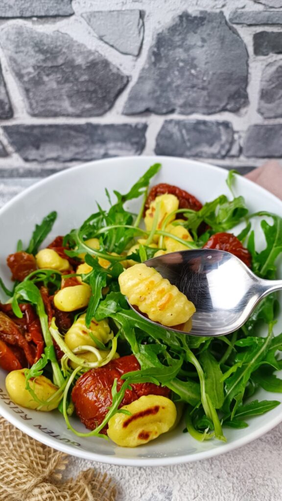 Gnocchisalat mit Rucola und Tomaten