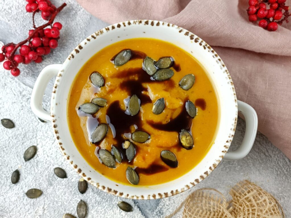 Klassische Kuerbissuppe mit Kuerbiskernen und Kürbiskernoel