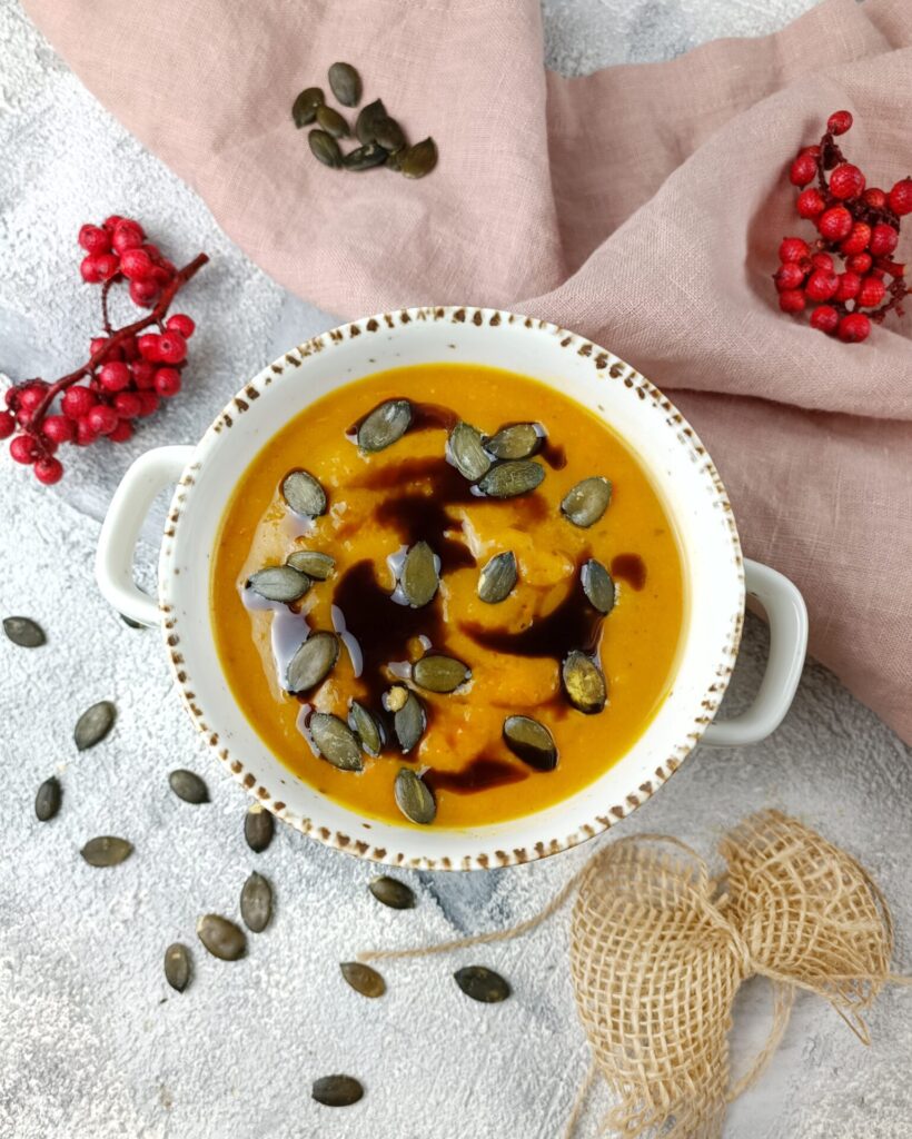 Klassische Kuerbissuppe mit Kuerbiskernen und Kürbiskernoel