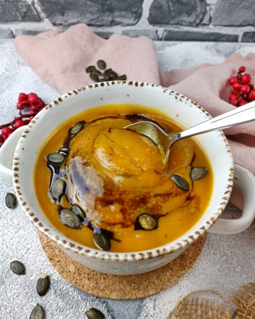 Klassische Kürbissuppe mit Kürbiskernen und Kürbiskernöl